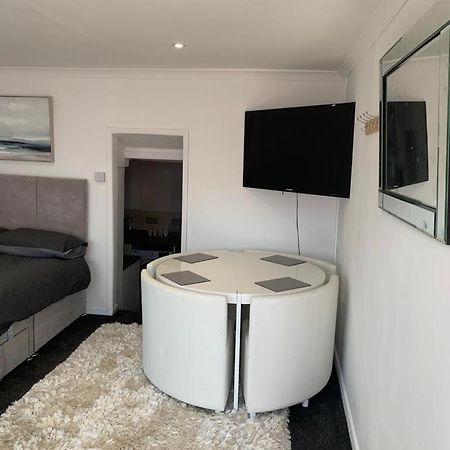 Beautiful Studio Apartment Milford Haven Buitenkant foto