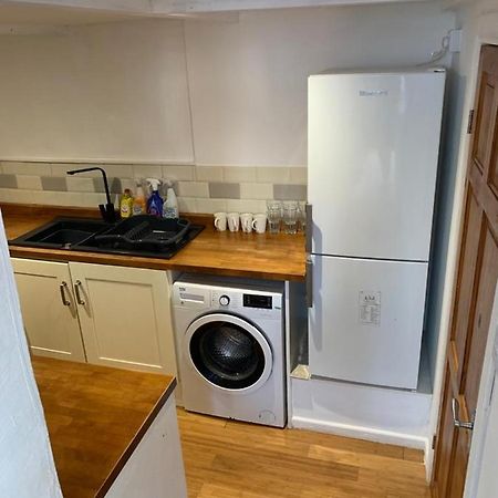 Beautiful Studio Apartment Milford Haven Buitenkant foto
