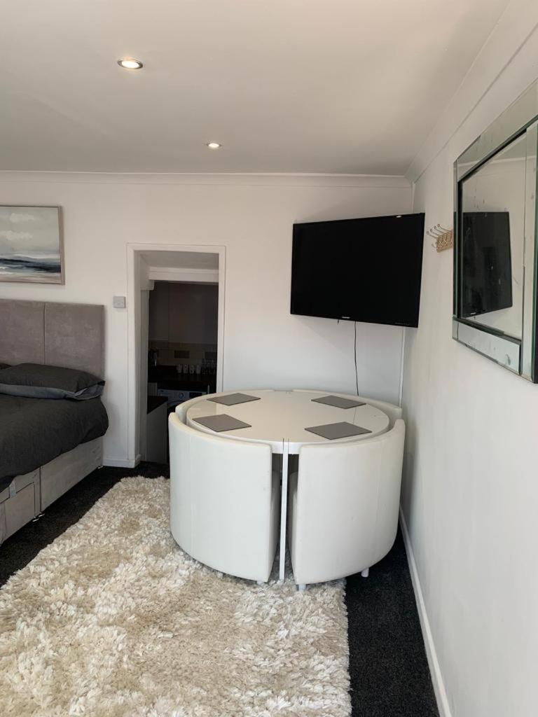 Beautiful Studio Apartment Milford Haven Buitenkant foto