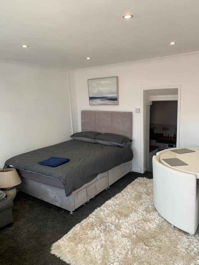 Beautiful Studio Apartment Milford Haven Buitenkant foto