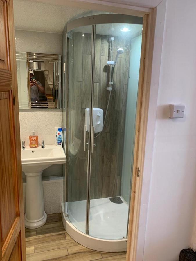 Beautiful Studio Apartment Milford Haven Buitenkant foto