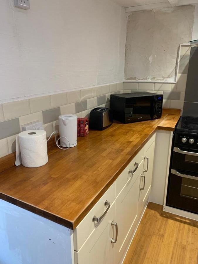 Beautiful Studio Apartment Milford Haven Buitenkant foto